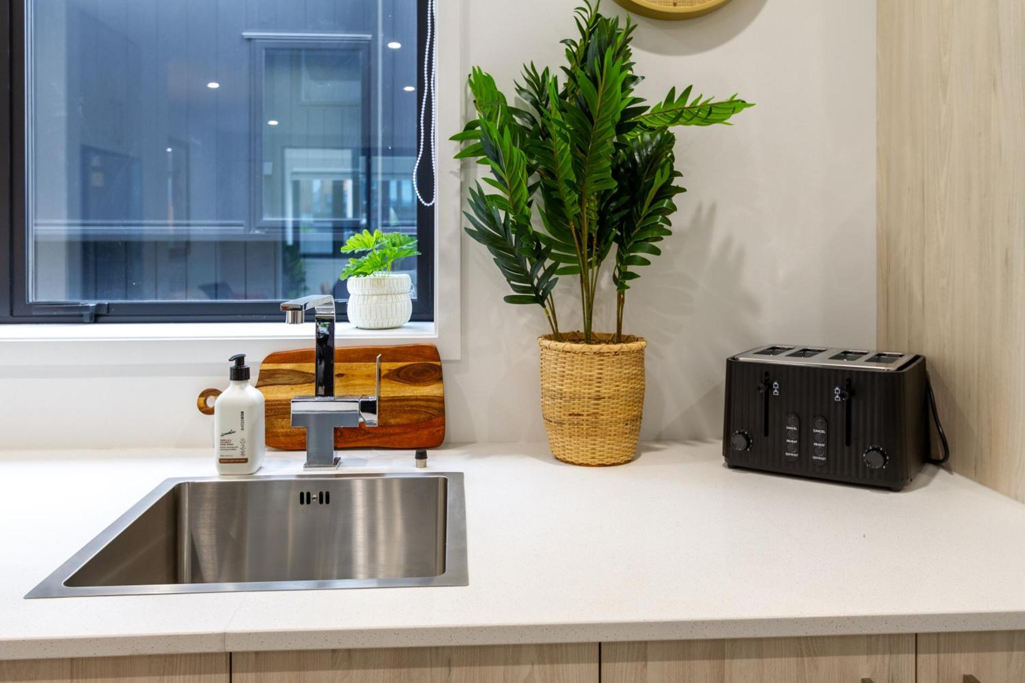 Modern City Lifestyle: 2 Bedroom 1 Bath Christchurch Exteriör bild